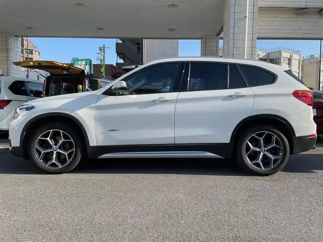 ＢＭＷ Ｘ１ 東京都 2016(平28)年 7.8万km アルピンホワイトⅢ 純正HDDナビ/・Bluetooth接続/・FM AM/・バックカメラ/黒革ハーフレザーシート/・パワーシート/パーキングアシスト/コーナーセンサー/ETC/純正18インチAW/左右独立オートエアコン/スマートキー/ABS/横滑り防止/盗難防止/MTモード付AT/スペアキー/保証書＆取扱説明書