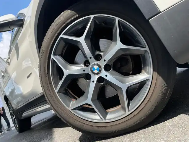 ＢＭＷ Ｘ１ 東京都 2016(平28)年 7.8万km アルピンホワイトⅢ 純正HDDナビ/・Bluetooth接続/・FM AM/・バックカメラ/黒革ハーフレザーシート/・パワーシート/パーキングアシスト/コーナーセンサー/ETC/純正18インチAW/左右独立オートエアコン/スマートキー/ABS/横滑り防止/盗難防止/MTモード付AT/スペアキー/保証書＆取扱説明書