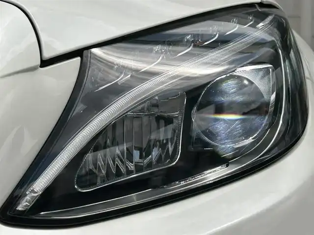 メルセデス・ベンツ Ｃ１８０ カブリオレ スポーツ 福岡県 2017(平29)年 4.8万km ダイヤモンドホワイト コンバーチブル車（赤幌）/レザーエクスクルーシブパッケージ/・黒色レザーシート/・メモリー付きパワーシート（D/N）/・シートヒーター（D/N）/・エアースカーフ（D/N）/・電動ランバーサポート（D/N）/レーダーセーフティーパッケージ/・エレクトロニックトラクションサポート/・PRE-SAFEブレーキ/・ブラインドスポットアシスト/・アテンションアシスト/・レーンキープアシスト/・車間距離警報装置/LEDリアコンビネーションランプ/純正HDDナビ/　(AM/FM/DVD/CD/Bluetooth)/バックカメラ/インテリジェントドライブ/ASSURA製GPSレーダー探知機【AR-W51GA】/ステアリングヒーター/クルーズコントロール/オートライト/オートハイビーム/純正AMG19インチAW/ETC/クリアランスソナー/純正LEDライト/純正アナログ時計/ディレクトセレクトレバー/ステアリングギアシフトパドル/プッシュスタート/電格ミラー/トランクオープナーボタン/ISOFIX/社外フロアマット/USB端子×2/スペアキー×1/保証書/取扱説明書