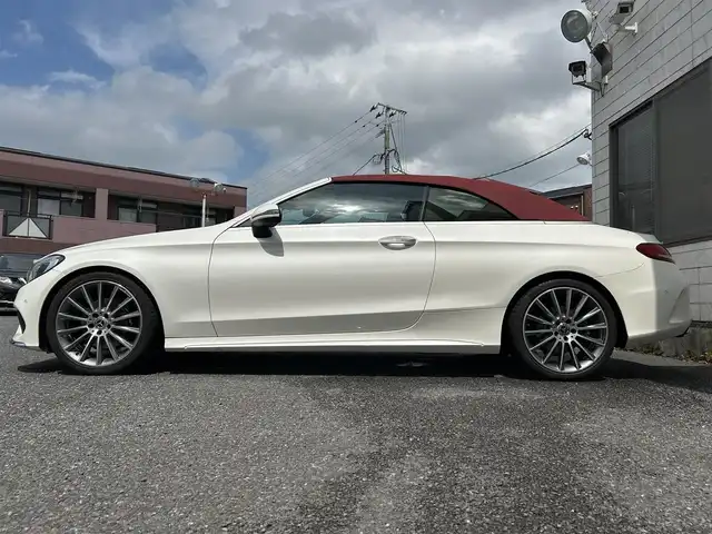 メルセデス・ベンツ Ｃ１８０ カブリオレ スポーツ 福岡県 2017(平29)年 4.8万km ダイヤモンドホワイト コンバーチブル車（赤幌）/レザーエクスクルーシブパッケージ/・黒色レザーシート/・メモリー付きパワーシート（D/N）/・シートヒーター（D/N）/・エアースカーフ（D/N）/・電動ランバーサポート（D/N）/レーダーセーフティーパッケージ/・エレクトロニックトラクションサポート/・PRE-SAFEブレーキ/・ブラインドスポットアシスト/・アテンションアシスト/・レーンキープアシスト/・車間距離警報装置/LEDリアコンビネーションランプ/純正HDDナビ/　(AM/FM/DVD/CD/Bluetooth)/バックカメラ/インテリジェントドライブ/ASSURA製GPSレーダー探知機【AR-W51GA】/ステアリングヒーター/クルーズコントロール/オートライト/オートハイビーム/純正AMG19インチAW/ETC/クリアランスソナー/純正LEDライト/純正アナログ時計/ディレクトセレクトレバー/ステアリングギアシフトパドル/プッシュスタート/電格ミラー/トランクオープナーボタン/ISOFIX/社外フロアマット/USB端子×2/スペアキー×1/保証書/取扱説明書