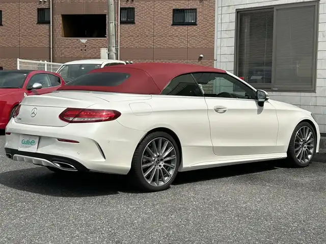 メルセデス・ベンツ Ｃ１８０ カブリオレ スポーツ 福岡県 2017(平29)年 4.8万km ダイヤモンドホワイト コンバーチブル車（赤幌）/レザーエクスクルーシブパッケージ/・黒色レザーシート/・メモリー付きパワーシート（D/N）/・シートヒーター（D/N）/・エアースカーフ（D/N）/・電動ランバーサポート（D/N）/レーダーセーフティーパッケージ/・エレクトロニックトラクションサポート/・PRE-SAFEブレーキ/・ブラインドスポットアシスト/・アテンションアシスト/・レーンキープアシスト/・車間距離警報装置/LEDリアコンビネーションランプ/純正HDDナビ/　(AM/FM/DVD/CD/Bluetooth)/バックカメラ/インテリジェントドライブ/ASSURA製GPSレーダー探知機【AR-W51GA】/ステアリングヒーター/クルーズコントロール/オートライト/オートハイビーム/純正AMG19インチAW/ETC/クリアランスソナー/純正LEDライト/純正アナログ時計/ディレクトセレクトレバー/ステアリングギアシフトパドル/プッシュスタート/電格ミラー/トランクオープナーボタン/ISOFIX/社外フロアマット/USB端子×2/スペアキー×1/保証書/取扱説明書