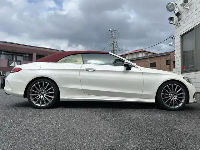 メルセデス・ベンツ Ｃ１８０ カブリオレ スポーツ 福岡県 2017(平29)年 4.8万km ダイヤモンドホワイト コンバーチブル車（赤幌）/レザーエクスクルーシブパッケージ/・黒色レザーシート/・メモリー付きパワーシート（D/N）/・シートヒーター（D/N）/・エアースカーフ（D/N）/・電動ランバーサポート（D/N）/レーダーセーフティーパッケージ/・エレクトロニックトラクションサポート/・PRE-SAFEブレーキ/・ブラインドスポットアシスト/・アテンションアシスト/・レーンキープアシスト/・車間距離警報装置/LEDリアコンビネーションランプ/純正HDDナビ/　(AM/FM/DVD/CD/Bluetooth)/バックカメラ/インテリジェントドライブ/ASSURA製GPSレーダー探知機【AR-W51GA】/ステアリングヒーター/クルーズコントロール/オートライト/オートハイビーム/純正AMG19インチAW/ETC/クリアランスソナー/純正LEDライト/純正アナログ時計/ディレクトセレクトレバー/ステアリングギアシフトパドル/プッシュスタート/電格ミラー/トランクオープナーボタン/ISOFIX/社外フロアマット/USB端子×2/スペアキー×1/保証書/取扱説明書