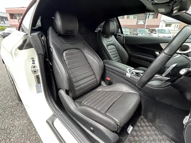 メルセデス・ベンツ Ｃ１８０ カブリオレ スポーツ 福岡県 2017(平29)年 4.8万km ダイヤモンドホワイト コンバーチブル車（赤幌）/レザーエクスクルーシブパッケージ/・黒色レザーシート/・メモリー付きパワーシート（D/N）/・シートヒーター（D/N）/・エアースカーフ（D/N）/・電動ランバーサポート（D/N）/レーダーセーフティーパッケージ/・エレクトロニックトラクションサポート/・PRE-SAFEブレーキ/・ブラインドスポットアシスト/・アテンションアシスト/・レーンキープアシスト/・車間距離警報装置/LEDリアコンビネーションランプ/純正HDDナビ/　(AM/FM/DVD/CD/Bluetooth)/バックカメラ/インテリジェントドライブ/ASSURA製GPSレーダー探知機【AR-W51GA】/ステアリングヒーター/クルーズコントロール/オートライト/オートハイビーム/純正AMG19インチAW/ETC/クリアランスソナー/純正LEDライト/純正アナログ時計/ディレクトセレクトレバー/ステアリングギアシフトパドル/プッシュスタート/電格ミラー/トランクオープナーボタン/ISOFIX/社外フロアマット/USB端子×2/スペアキー×1/保証書/取扱説明書