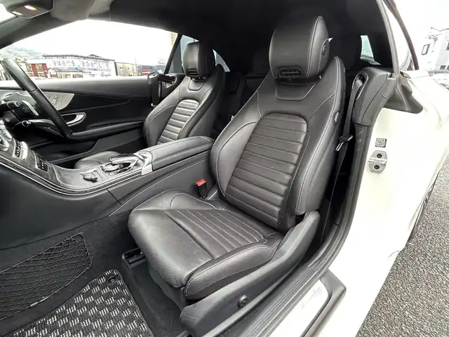 メルセデス・ベンツ Ｃ１８０ カブリオレ スポーツ 福岡県 2017(平29)年 4.8万km ダイヤモンドホワイト コンバーチブル車（赤幌）/レザーエクスクルーシブパッケージ/・黒色レザーシート/・メモリー付きパワーシート（D/N）/・シートヒーター（D/N）/・エアースカーフ（D/N）/・電動ランバーサポート（D/N）/レーダーセーフティーパッケージ/・エレクトロニックトラクションサポート/・PRE-SAFEブレーキ/・ブラインドスポットアシスト/・アテンションアシスト/・レーンキープアシスト/・車間距離警報装置/LEDリアコンビネーションランプ/純正HDDナビ/　(AM/FM/DVD/CD/Bluetooth)/バックカメラ/インテリジェントドライブ/ASSURA製GPSレーダー探知機【AR-W51GA】/ステアリングヒーター/クルーズコントロール/オートライト/オートハイビーム/純正AMG19インチAW/ETC/クリアランスソナー/純正LEDライト/純正アナログ時計/ディレクトセレクトレバー/ステアリングギアシフトパドル/プッシュスタート/電格ミラー/トランクオープナーボタン/ISOFIX/社外フロアマット/USB端子×2/スペアキー×1/保証書/取扱説明書