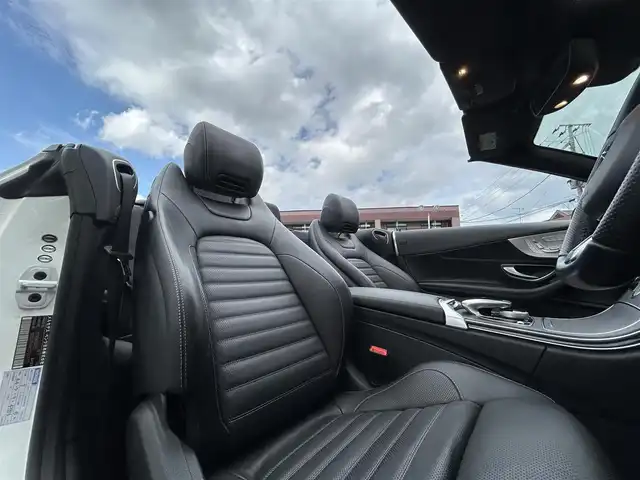 メルセデス・ベンツ Ｃ１８０ カブリオレ スポーツ 福岡県 2017(平29)年 4.8万km ダイヤモンドホワイト コンバーチブル車（赤幌）/レザーエクスクルーシブパッケージ/・黒色レザーシート/・メモリー付きパワーシート（D/N）/・シートヒーター（D/N）/・エアースカーフ（D/N）/・電動ランバーサポート（D/N）/レーダーセーフティーパッケージ/・エレクトロニックトラクションサポート/・PRE-SAFEブレーキ/・ブラインドスポットアシスト/・アテンションアシスト/・レーンキープアシスト/・車間距離警報装置/LEDリアコンビネーションランプ/純正HDDナビ/　(AM/FM/DVD/CD/Bluetooth)/バックカメラ/インテリジェントドライブ/ASSURA製GPSレーダー探知機【AR-W51GA】/ステアリングヒーター/クルーズコントロール/オートライト/オートハイビーム/純正AMG19インチAW/ETC/クリアランスソナー/純正LEDライト/純正アナログ時計/ディレクトセレクトレバー/ステアリングギアシフトパドル/プッシュスタート/電格ミラー/トランクオープナーボタン/ISOFIX/社外フロアマット/USB端子×2/スペアキー×1/保証書/取扱説明書
