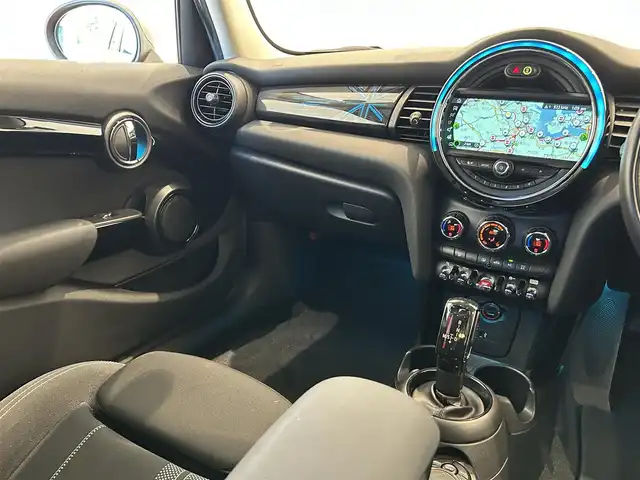 ＭＩＮＩ ミニ クーパー S 福岡県 2018(平30)年 2.3万km チリ・レッド ユニオンジャックテール　/純正ナビ　/バックカメラ　/ＡＣＣ　/前後ソナー　/ＪＣＷレザーステアリング　/ＭＩＮＩＹｏｕｒｓイルミネーテッド　/パドルシフト　/ＭＩＮＩドライビングモード　/スマートキー　/ＬＥＤライト