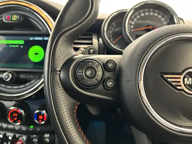 ＭＩＮＩ ミニ クーパー S 福岡県 2018(平30)年 2.3万km チリ・レッド ユニオンジャックテール　/純正ナビ　/バックカメラ　/ＡＣＣ　/前後ソナー　/ＪＣＷレザーステアリング　/ＭＩＮＩＹｏｕｒｓイルミネーテッド　/パドルシフト　/ＭＩＮＩドライビングモード　/スマートキー　/ＬＥＤライト