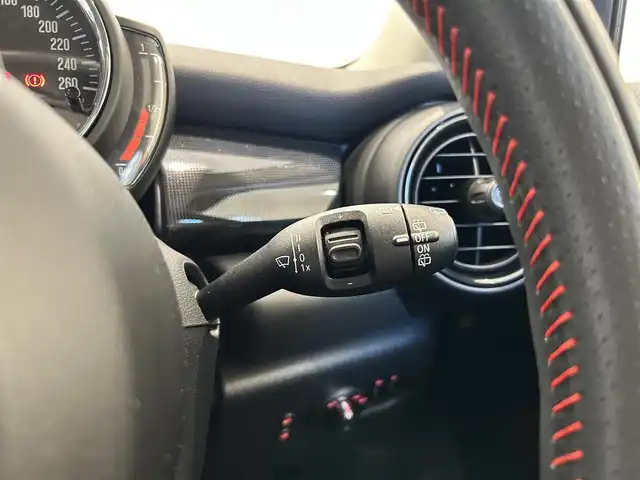 ＭＩＮＩ ミニ クーパー S 福岡県 2018(平30)年 2.3万km チリ・レッド ユニオンジャックテール　/純正ナビ　/バックカメラ　/ＡＣＣ　/前後ソナー　/ＪＣＷレザーステアリング　/ＭＩＮＩＹｏｕｒｓイルミネーテッド　/パドルシフト　/ＭＩＮＩドライビングモード　/スマートキー　/ＬＥＤライト