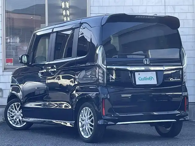 ホンダ Ｎ ＢＯＸ カスタム L ターボ 福岡県 2023(令5)年 1.3万km ミッドナイトブルービームM ワンオーナー/純正メモリナビ【VXM-234VFi】/(AM/FM/CD/DVD/Music Rsck/Bluetooth/iPod/フルセグTV)/バックカメラ/ホンダセンシング/・衝突軽減ブレーキ/・誤発進抑制機能/・後方誤発進抑制機能/・歩行者事故低減ステアリング/・路外逸脱抑制機能/・先行車発進お知らせ機能/・標識認識機能/・アダプティブクルーズコントロール/・車線維持支援システム/横滑り抑制機能/盗難防止装置/両側パワースライドドア/純正15インチアルミホイール/純正前方ドライブレコーダー【DRH-224SD】/ビルトインETC/黒ハーフレザーシート/革巻きステアリング/ステアリングスイッチ/純正フロアマット/シートヒーター(D/N)/後席ロールサンシェード/プッシュスタート/ブレーキホールド/USB端子/アクセサリーソケット/スペアキー×1/ISOFIX/保証書/取扱説明書/ナビ取扱説明書