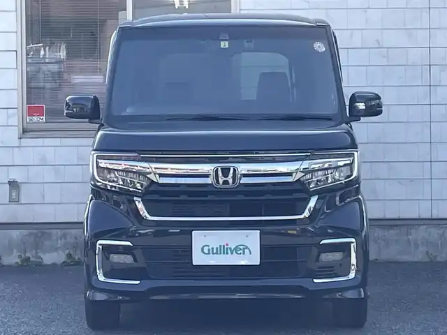 ホンダ Ｎ ＢＯＸ カスタム L ターボ 福岡県 2023(令5)年 1.3万km ミッドナイトブルービームM ワンオーナー/純正メモリナビ【VXM-234VFi】/(AM/FM/CD/DVD/Music Rsck/Bluetooth/iPod/フルセグTV)/バックカメラ/ホンダセンシング/・衝突軽減ブレーキ/・誤発進抑制機能/・後方誤発進抑制機能/・歩行者事故低減ステアリング/・路外逸脱抑制機能/・先行車発進お知らせ機能/・標識認識機能/・アダプティブクルーズコントロール/・車線維持支援システム/横滑り抑制機能/盗難防止装置/両側パワースライドドア/純正15インチアルミホイール/純正前方ドライブレコーダー【DRH-224SD】/ビルトインETC/黒ハーフレザーシート/革巻きステアリング/ステアリングスイッチ/純正フロアマット/シートヒーター(D/N)/後席ロールサンシェード/プッシュスタート/ブレーキホールド/USB端子/アクセサリーソケット/スペアキー×1/ISOFIX/保証書/取扱説明書/ナビ取扱説明書