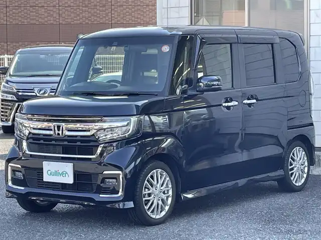 ホンダ Ｎ ＢＯＸ カスタム L ターボ 福岡県 2023(令5)年 1.3万km ミッドナイトブルービームM ワンオーナー/純正メモリナビ【VXM-234VFi】/(AM/FM/CD/DVD/Music Rsck/Bluetooth/iPod/フルセグTV)/バックカメラ/ホンダセンシング/・衝突軽減ブレーキ/・誤発進抑制機能/・後方誤発進抑制機能/・歩行者事故低減ステアリング/・路外逸脱抑制機能/・先行車発進お知らせ機能/・標識認識機能/・アダプティブクルーズコントロール/・車線維持支援システム/横滑り抑制機能/盗難防止装置/両側パワースライドドア/純正15インチアルミホイール/純正前方ドライブレコーダー【DRH-224SD】/ビルトインETC/黒ハーフレザーシート/革巻きステアリング/ステアリングスイッチ/純正フロアマット/シートヒーター(D/N)/後席ロールサンシェード/プッシュスタート/ブレーキホールド/USB端子/アクセサリーソケット/スペアキー×1/ISOFIX/保証書/取扱説明書/ナビ取扱説明書