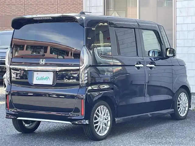 ホンダ Ｎ ＢＯＸ カスタム L ターボ 福岡県 2023(令5)年 1.3万km ミッドナイトブルービームM ワンオーナー/純正メモリナビ【VXM-234VFi】/(AM/FM/CD/DVD/Music Rsck/Bluetooth/iPod/フルセグTV)/バックカメラ/ホンダセンシング/・衝突軽減ブレーキ/・誤発進抑制機能/・後方誤発進抑制機能/・歩行者事故低減ステアリング/・路外逸脱抑制機能/・先行車発進お知らせ機能/・標識認識機能/・アダプティブクルーズコントロール/・車線維持支援システム/横滑り抑制機能/盗難防止装置/両側パワースライドドア/純正15インチアルミホイール/純正前方ドライブレコーダー【DRH-224SD】/ビルトインETC/黒ハーフレザーシート/革巻きステアリング/ステアリングスイッチ/純正フロアマット/シートヒーター(D/N)/後席ロールサンシェード/プッシュスタート/ブレーキホールド/USB端子/アクセサリーソケット/スペアキー×1/ISOFIX/保証書/取扱説明書/ナビ取扱説明書