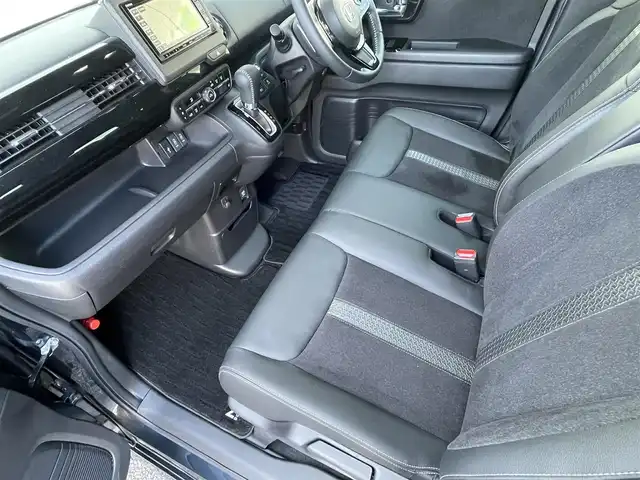 ホンダ Ｎ ＢＯＸ カスタム L ターボ 福岡県 2023(令5)年 1.3万km ミッドナイトブルービームM ワンオーナー/純正メモリナビ【VXM-234VFi】/(AM/FM/CD/DVD/Music Rsck/Bluetooth/iPod/フルセグTV)/バックカメラ/ホンダセンシング/・衝突軽減ブレーキ/・誤発進抑制機能/・後方誤発進抑制機能/・歩行者事故低減ステアリング/・路外逸脱抑制機能/・先行車発進お知らせ機能/・標識認識機能/・アダプティブクルーズコントロール/・車線維持支援システム/横滑り抑制機能/盗難防止装置/両側パワースライドドア/純正15インチアルミホイール/純正前方ドライブレコーダー【DRH-224SD】/ビルトインETC/黒ハーフレザーシート/革巻きステアリング/ステアリングスイッチ/純正フロアマット/シートヒーター(D/N)/後席ロールサンシェード/プッシュスタート/ブレーキホールド/USB端子/アクセサリーソケット/スペアキー×1/ISOFIX/保証書/取扱説明書/ナビ取扱説明書