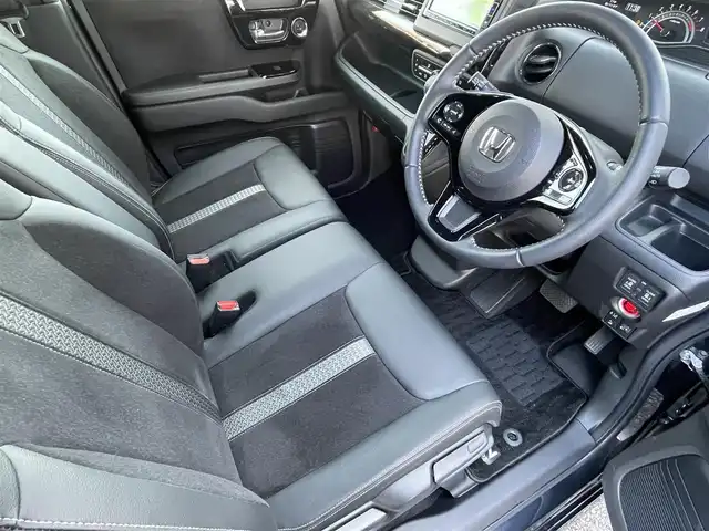 ホンダ Ｎ ＢＯＸ カスタム L ターボ 福岡県 2023(令5)年 1.3万km ミッドナイトブルービームM ワンオーナー/純正メモリナビ【VXM-234VFi】/(AM/FM/CD/DVD/Music Rsck/Bluetooth/iPod/フルセグTV)/バックカメラ/ホンダセンシング/・衝突軽減ブレーキ/・誤発進抑制機能/・後方誤発進抑制機能/・歩行者事故低減ステアリング/・路外逸脱抑制機能/・先行車発進お知らせ機能/・標識認識機能/・アダプティブクルーズコントロール/・車線維持支援システム/横滑り抑制機能/盗難防止装置/両側パワースライドドア/純正15インチアルミホイール/純正前方ドライブレコーダー【DRH-224SD】/ビルトインETC/黒ハーフレザーシート/革巻きステアリング/ステアリングスイッチ/純正フロアマット/シートヒーター(D/N)/後席ロールサンシェード/プッシュスタート/ブレーキホールド/USB端子/アクセサリーソケット/スペアキー×1/ISOFIX/保証書/取扱説明書/ナビ取扱説明書