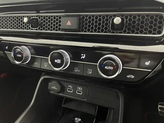 ホンダ シビック EX 群馬県 2021(令3)年 1.8万km プラチナホワイトパール ・MT車（６速マニュアル）/・禁煙車/・アクティブコーナリングライト/・純正９インチコネクトナビ/フルセグTV/AM/FM/Bluetooth/USB/スマホ連動/・BOSEサウンド/・ワイヤレス充電/・ホンダセンシング/衝突軽減ブレーキ/誤発進抑制機能/後方誤発進抑制機能/近距離衝突軽減ブレーキ/歩行者事故軽減ステアリング/路外逸脱抑制機能/渋滞追従機能付/BSM/・LEDライト/・ハーフレザーシート（D・Nパワーシート/シートヒーター）/・テールゲートスポイラー/・ETC2.0 /・ドラレコ/・無限フロアマット/＝＝＝＝＝/６速マニュアル　アクティブコーナリングライト　純正９インチコネクトナビ　ＢＯＳＥサウンド　ワイヤレス充電　ホンダセンシング　ＢＳＭ　ハーフレザーシート　ＥＴＣ２．０　ドラレコ　無限フロアマット　禁煙車