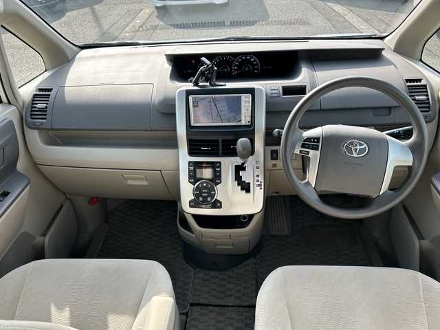 トヨタ ノア X Lセレクション 富山県 2010(平22)年 19.9万km ホワイトパールクリスタルシャイン パワースライドドア/純正メモリーナビ(DVD/MSV/デジタルTV)/バックカメラ/ビルトインETC/電格ウィンカーミラー/キーレスエントリー/ステアリングスイッチ/オートライト/HIDヘッドライト/純正ドアバイザー/ステアリングスイッチ/純正フロアマット/オートエアコン/バニティミラー(D/N)/ISOFIX対応/取説・ナビ取説