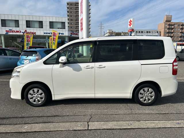 トヨタ ノア X Lセレクション 富山県 2010(平22)年 19.9万km ホワイトパールクリスタルシャイン パワースライドドア/純正メモリーナビ(DVD/MSV/デジタルTV)/バックカメラ/ビルトインETC/電格ウィンカーミラー/キーレスエントリー/ステアリングスイッチ/オートライト/HIDヘッドライト/純正ドアバイザー/ステアリングスイッチ/純正フロアマット/オートエアコン/バニティミラー(D/N)/ISOFIX対応/取説・ナビ取説