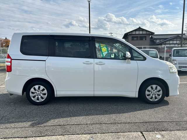 トヨタ ノア X Lセレクション 富山県 2010(平22)年 19.9万km ホワイトパールクリスタルシャイン パワースライドドア/純正メモリーナビ(DVD/MSV/デジタルTV)/バックカメラ/ビルトインETC/電格ウィンカーミラー/キーレスエントリー/ステアリングスイッチ/オートライト/HIDヘッドライト/純正ドアバイザー/ステアリングスイッチ/純正フロアマット/オートエアコン/バニティミラー(D/N)/ISOFIX対応/取説・ナビ取説