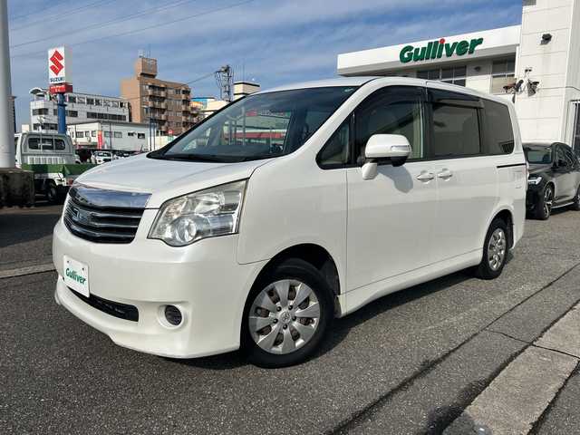 トヨタ ノア X Lセレクション 富山県 2010(平22)年 19.9万km ホワイトパールクリスタルシャイン パワースライドドア/純正メモリーナビ(DVD/MSV/デジタルTV)/バックカメラ/ビルトインETC/電格ウィンカーミラー/キーレスエントリー/ステアリングスイッチ/オートライト/HIDヘッドライト/純正ドアバイザー/ステアリングスイッチ/純正フロアマット/オートエアコン/バニティミラー(D/N)/ISOFIX対応/取説・ナビ取説