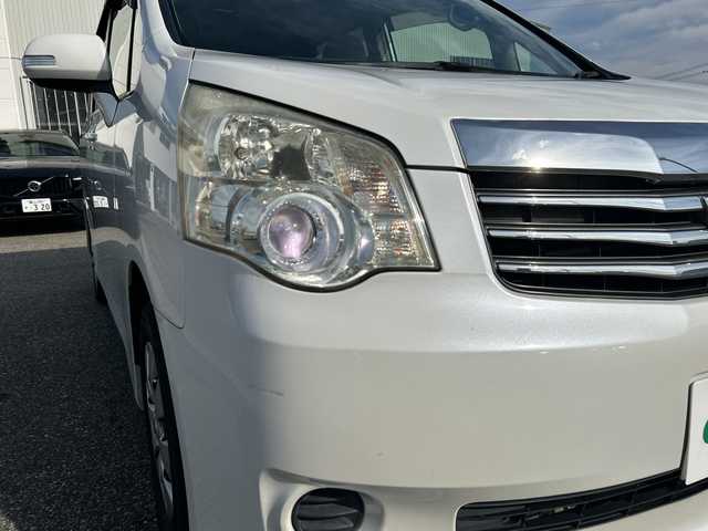 トヨタ ノア X Lセレクション 富山県 2010(平22)年 19.9万km ホワイトパールクリスタルシャイン パワースライドドア/純正メモリーナビ(DVD/MSV/デジタルTV)/バックカメラ/ビルトインETC/電格ウィンカーミラー/キーレスエントリー/ステアリングスイッチ/オートライト/HIDヘッドライト/純正ドアバイザー/ステアリングスイッチ/純正フロアマット/オートエアコン/バニティミラー(D/N)/ISOFIX対応/取説・ナビ取説