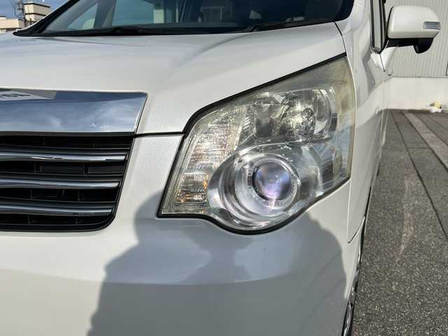 トヨタ ノア X Lセレクション 富山県 2010(平22)年 19.9万km ホワイトパールクリスタルシャイン パワースライドドア/純正メモリーナビ(DVD/MSV/デジタルTV)/バックカメラ/ビルトインETC/電格ウィンカーミラー/キーレスエントリー/ステアリングスイッチ/オートライト/HIDヘッドライト/純正ドアバイザー/ステアリングスイッチ/純正フロアマット/オートエアコン/バニティミラー(D/N)/ISOFIX対応/取説・ナビ取説