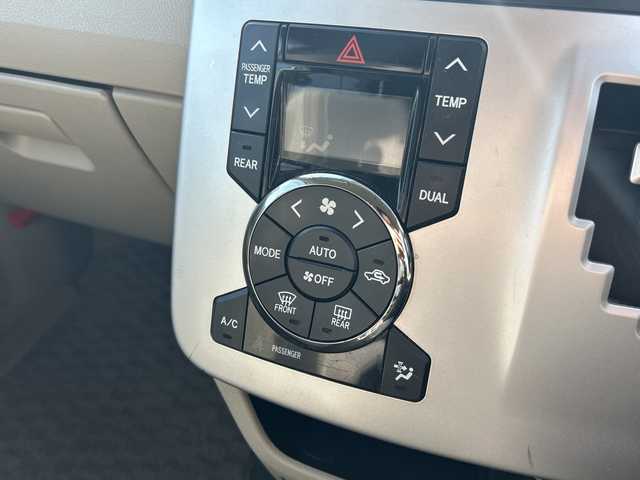 トヨタ ノア X Lセレクション 富山県 2010(平22)年 19.9万km ホワイトパールクリスタルシャイン パワースライドドア/純正メモリーナビ(DVD/MSV/デジタルTV)/バックカメラ/ビルトインETC/電格ウィンカーミラー/キーレスエントリー/ステアリングスイッチ/オートライト/HIDヘッドライト/純正ドアバイザー/ステアリングスイッチ/純正フロアマット/オートエアコン/バニティミラー(D/N)/ISOFIX対応/取説・ナビ取説