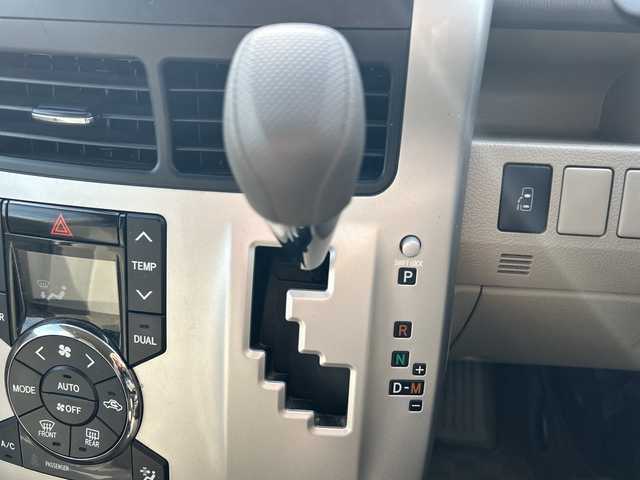 トヨタ ノア X Lセレクション 富山県 2010(平22)年 19.9万km ホワイトパールクリスタルシャイン パワースライドドア/純正メモリーナビ(DVD/MSV/デジタルTV)/バックカメラ/ビルトインETC/電格ウィンカーミラー/キーレスエントリー/ステアリングスイッチ/オートライト/HIDヘッドライト/純正ドアバイザー/ステアリングスイッチ/純正フロアマット/オートエアコン/バニティミラー(D/N)/ISOFIX対応/取説・ナビ取説