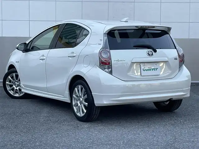 トヨタ アクア G 東京都 2013(平25)年 6.4万km ライムホワイトパールクリスタルシャイン モデリスタフルエアロ/大型リアスポイラー/ワンオーナー/純正メモリーナビ/　ワンセグTV/CD/Bluetooth/ETC/社外15インチアルミホイール/革巻きステアリングホイール/オートライト/プッシュスタート/ヘッドライトレベライザー/電動格納ミラー/ウインカーミラー/純正フロアマット/保証書/取扱説明書