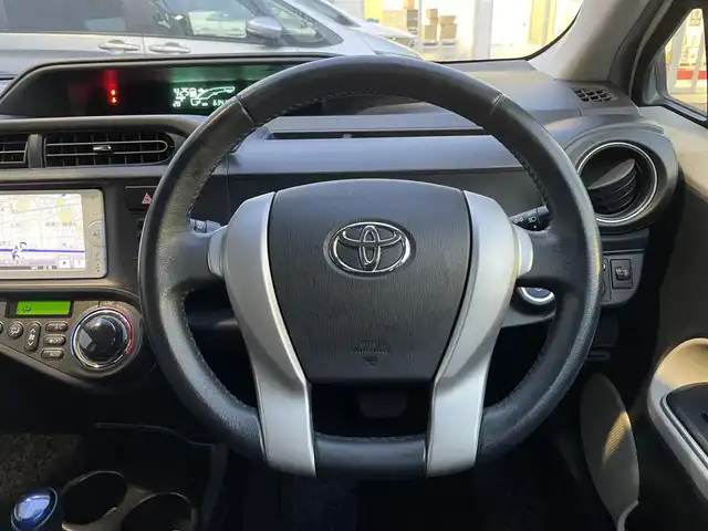 トヨタ アクア G 東京都 2013(平25)年 6.4万km ライムホワイトパールクリスタルシャイン モデリスタフルエアロ/大型リアスポイラー/ワンオーナー/純正メモリーナビ/　ワンセグTV/CD/Bluetooth/ETC/社外15インチアルミホイール/革巻きステアリングホイール/オートライト/プッシュスタート/ヘッドライトレベライザー/電動格納ミラー/ウインカーミラー/純正フロアマット/保証書/取扱説明書