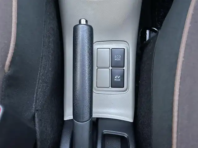 トヨタ アクア G 東京都 2013(平25)年 6.4万km ライムホワイトパールクリスタルシャイン モデリスタフルエアロ/大型リアスポイラー/ワンオーナー/純正メモリーナビ/　ワンセグTV/CD/Bluetooth/ETC/社外15インチアルミホイール/革巻きステアリングホイール/オートライト/プッシュスタート/ヘッドライトレベライザー/電動格納ミラー/ウインカーミラー/純正フロアマット/保証書/取扱説明書