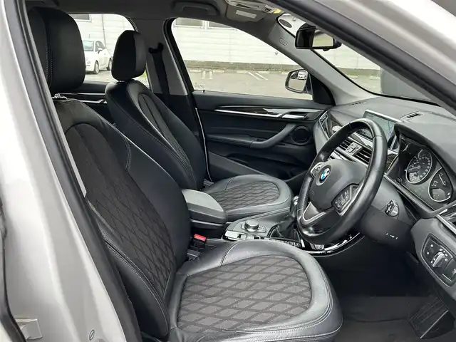 ＢＭＷ Ｘ１ xDrive 18d xライン 道東・釧路十勝 2017(平29)年 4.9万km ミネラルホワイト 純正HDDナビ/CD/DVD/BT/USB/コーナーセンサー(前後)/バックカメラ/パワーバックドア/ハーフレザーシート/LEDヘッドライト/オートライト/フロント/リアフォグライト/ミラーETC/純正フロアマット/インテリジェントセーフティ/ダウンヒルアシストコントロール/革巻ステアリング/リモコン/プッシュスタート/スマートキー/スペア1本