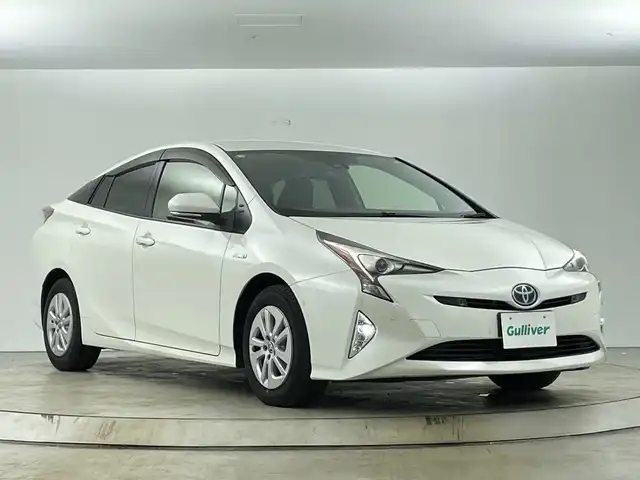 トヨタ プリウス Sセーフティプラス 愛知県 2018(平30)年 4.6万km ホワイトパールクリスタルシャイン 禁煙車/純正9インチナビ/（CD/DVD/Bluetooth/フルセグTV/SD)/バックカメラ/トヨタセーフティセンス/・パーキングアシスト/・レーダークルーズコントロール/・プリクラッシュセーフティ/・リアトラフィックモニター/・レーンディパーチャーアラート/・オートマチックハイビー・/・リアランスソナー/ETC2.0/ドライブレコーダー/純正アルミホイール/純正LEDヘッドライト/フロントフォグランプ/オートライト/スマートキー/プッシュスタート/電動格納ミラー/オートエアコン/フロアマット