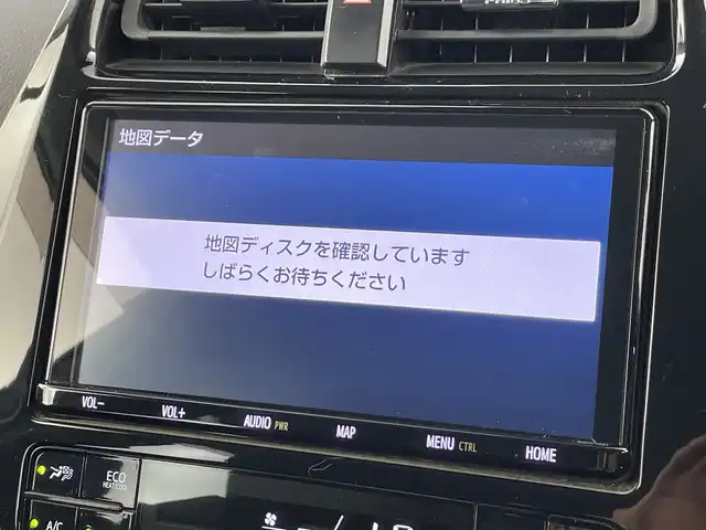 トヨタ プリウス Sセーフティプラス 愛知県 2018(平30)年 4.6万km ホワイトパールクリスタルシャイン 禁煙車/純正9インチナビ/（CD/DVD/Bluetooth/フルセグTV/SD)/バックカメラ/トヨタセーフティセンス/・パーキングアシスト/・レーダークルーズコントロール/・プリクラッシュセーフティ/・リアトラフィックモニター/・レーンディパーチャーアラート/・オートマチックハイビー・/・リアランスソナー/ETC2.0/ドライブレコーダー/純正アルミホイール/純正LEDヘッドライト/フロントフォグランプ/オートライト/スマートキー/プッシュスタート/電動格納ミラー/オートエアコン/フロアマット