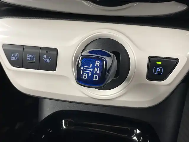 トヨタ プリウス Sセーフティプラス 愛知県 2018(平30)年 4.6万km ホワイトパールクリスタルシャイン 禁煙車/純正9インチナビ/（CD/DVD/Bluetooth/フルセグTV/SD)/バックカメラ/トヨタセーフティセンス/・パーキングアシスト/・レーダークルーズコントロール/・プリクラッシュセーフティ/・リアトラフィックモニター/・レーンディパーチャーアラート/・オートマチックハイビー・/・リアランスソナー/ETC2.0/ドライブレコーダー/純正アルミホイール/純正LEDヘッドライト/フロントフォグランプ/オートライト/スマートキー/プッシュスタート/電動格納ミラー/オートエアコン/フロアマット