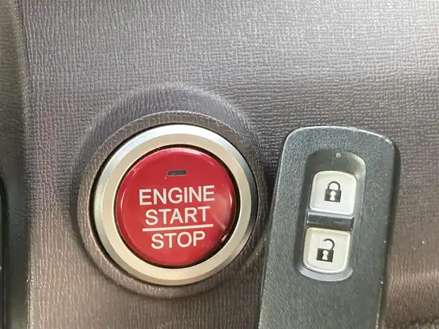 ホンダ Ｎ ＯＮＥ プレミアム Lパッケージ 静岡県 2013(平25)年 8.3万km ミラノレッド ツートンカラースタイル/純正メモリーナビ(VXM-122VFi)/　AM FM CD DVD Bluetooth SD/ETC/HIDオートヘッドライト/革巻きステアリング/ステアリングスイッチ/アイドリングストップ/スマートキー＆プッシュスタート/フロントフォグランプ/フルセグTV/バックモニター/純正14インチアルミホイール