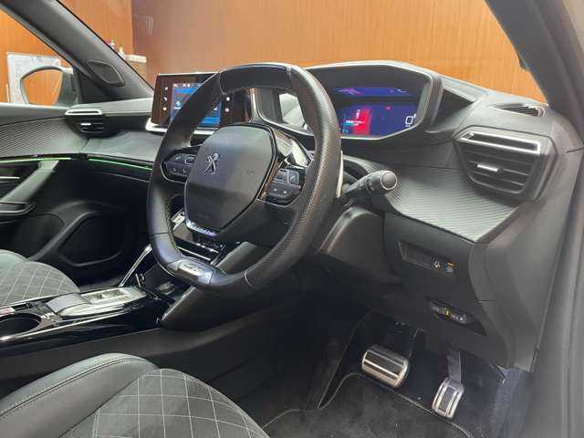 プジョー プジョー ２００８ GT ブルー HDi 千葉県 2022(令4)年 3.8万km ネイクルホワイト ＡＣＣ　/パノラマＳＲ　/ＣａｒＰｌａｙ　/Ｂカメラ　/半革シート　/シートヒーター　/ＬＥＤヘッドライト　/プッシュスタート　/パドルシフト　/衝突軽減Ｂ　/ＢＢＳＭ　/ＬＫＡ　/前後ドラレコ　/ＥＴＣ