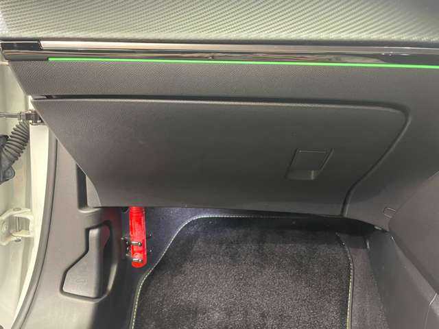 プジョー プジョー ２００８ GT ブルー HDi 千葉県 2022(令4)年 3.8万km ネイクルホワイト ＡＣＣ　/パノラマＳＲ　/ＣａｒＰｌａｙ　/Ｂカメラ　/半革シート　/シートヒーター　/ＬＥＤヘッドライト　/プッシュスタート　/パドルシフト　/衝突軽減Ｂ　/ＢＢＳＭ　/ＬＫＡ　/前後ドラレコ　/ＥＴＣ