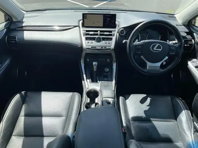 レクサス ＮＸ 300h バージョンL 鹿児島県 2017(平29)年 7.9万km グラファイトブラックガラスフレーク 純正ナビ/バックカメラ/フルセグテレビ/Bluetooth/サンルーフ/レーダークルーズコントロール/クリアランスソナー/ETC2.0/前後ドライブレコーダー/ブラインドスポットモニター/シートヒーター/ステアリングヒーター/パワーウィンドウ/パワーステアリング/純正フロアマット/純正19インチアルミホイール/取扱説明書/保証書/スペアキー×１