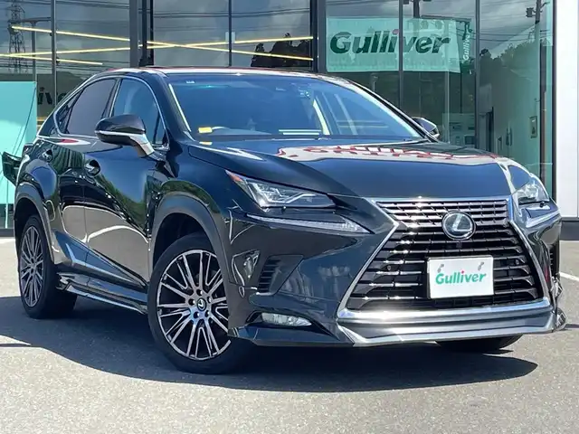 レクサス ＮＸ 300h バージョンL 鹿児島県 2017(平29)年 7.9万km グラファイトブラックガラスフレーク 純正ナビ/バックカメラ/フルセグテレビ/Bluetooth/サンルーフ/レーダークルーズコントロール/クリアランスソナー/ETC2.0/前後ドライブレコーダー/ブラインドスポットモニター/シートヒーター/ステアリングヒーター/パワーウィンドウ/パワーステアリング/純正フロアマット/純正19インチアルミホイール/取扱説明書/保証書/スペアキー×１