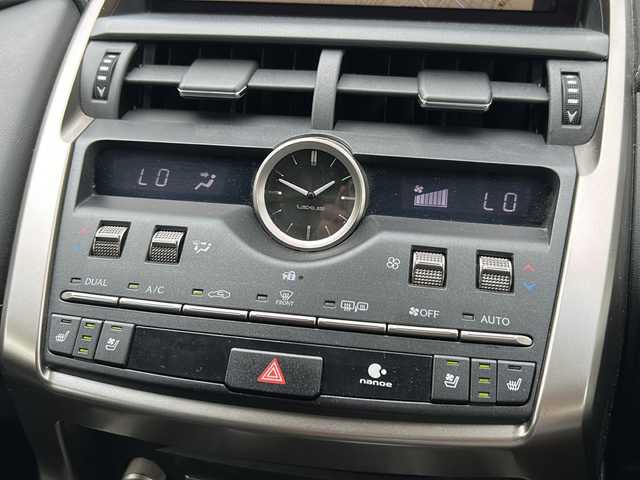 レクサス ＮＸ 300h バージョンL 鹿児島県 2017(平29)年 7.9万km グラファイトブラックガラスフレーク 純正ナビ/バックカメラ/フルセグテレビ/Bluetooth/サンルーフ/レーダークルーズコントロール/クリアランスソナー/ETC2.0/前後ドライブレコーダー/ブラインドスポットモニター/シートヒーター/ステアリングヒーター/パワーウィンドウ/パワーステアリング/純正フロアマット/純正19インチアルミホイール/取扱説明書/保証書/スペアキー×１