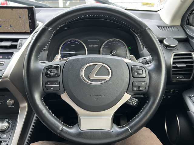レクサス ＮＸ 300h バージョンL 鹿児島県 2017(平29)年 7.9万km グラファイトブラックガラスフレーク 純正ナビ/バックカメラ/フルセグテレビ/Bluetooth/サンルーフ/レーダークルーズコントロール/クリアランスソナー/ETC2.0/前後ドライブレコーダー/ブラインドスポットモニター/シートヒーター/ステアリングヒーター/パワーウィンドウ/パワーステアリング/純正フロアマット/純正19インチアルミホイール/取扱説明書/保証書/スペアキー×１