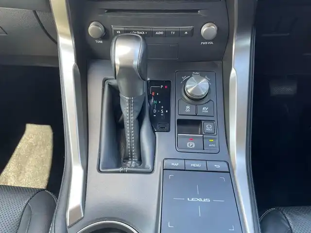 レクサス ＮＸ 300h バージョンL 鹿児島県 2017(平29)年 7.9万km グラファイトブラックガラスフレーク 純正ナビ/バックカメラ/フルセグテレビ/Bluetooth/サンルーフ/レーダークルーズコントロール/クリアランスソナー/ETC2.0/前後ドライブレコーダー/ブラインドスポットモニター/シートヒーター/ステアリングヒーター/パワーウィンドウ/パワーステアリング/純正フロアマット/純正19インチアルミホイール/取扱説明書/保証書/スペアキー×１