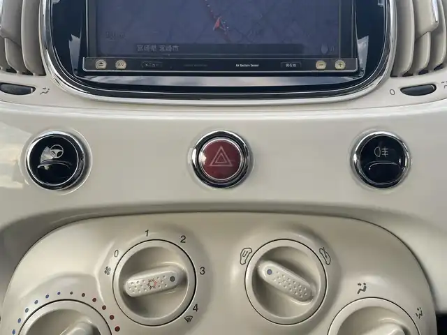 フィアット ５００ 1．2 ポップ 宮崎県 2017(平29)年 4.7万km 白 社外7インチSDナビ【AVIC-MRZ009】/・CD/・DVD/・Bluetooth /・フルセグ/・AM/・FM/・USB/・AUX/USB入力端子/社外ETC/革巻きステアリング/ステアリングリモコン/シティモードスイッチ/エコノミースイッチ/純正フロアマット/保証書/取扱説明書