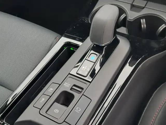 トヨタ プリウス Z 東京都 2025(令7)年 0.5万km プラチナホワイトパールマイカ Toyota Safety Sense/・プリクラッシュセーフティ/・レーントレーシングアシスト/・オートマチックハイビーム/・レーダークルーズコントロール/・クリアランスソナー/・ブラインドスポットモニター/・パノラミックビューモニター/アドバンスドパーク/プッシュスタート/純正ナビ/フルセグTV/ETC2.0/ワイヤレス充電器/100V電源/運転席メモリー機能付きパワーシート/パワーバックドア/シートヒーター/ベンチレーション/ステアリングヒーター/LEDヘッドライト/19インチ純正アルミホイール/スマートキー