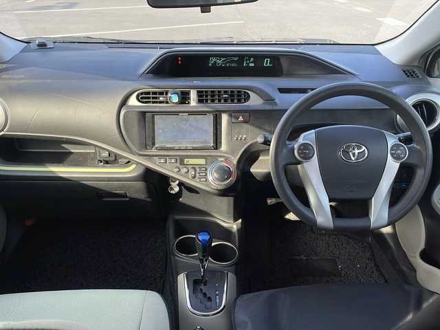 トヨタ アクア S 茨城県 2012(平24)年 12.2万km ライムホワイトパールクリスタルシャイン 社外ナビ/【TV・CD・DVD・AM・FM・BT・USB・SD・AUX】/ETC/Bカメラ/オートライト/LEDライト/ヘッドライトレベライザー/オートエアコン/純正フロアマット/純正ホイールカバー/電格ミラー/ウインカーミラー/プッシュスタート/スマートキー