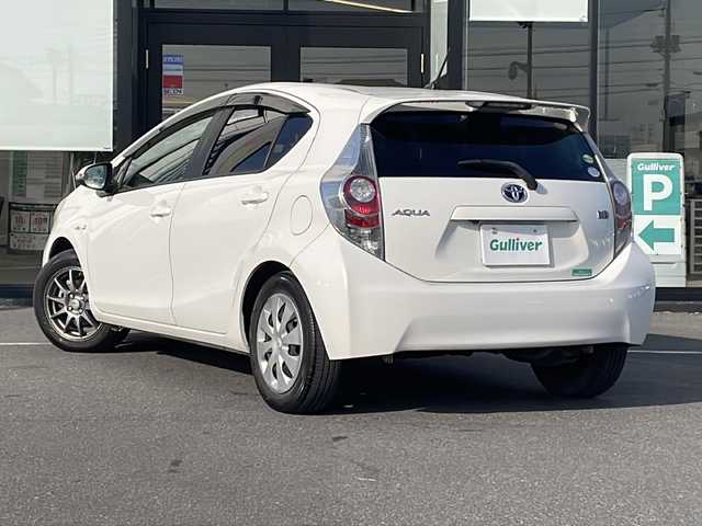 トヨタ アクア S 茨城県 2012(平24)年 12.2万km ライムホワイトパールクリスタルシャイン 社外ナビ/【TV・CD・DVD・AM・FM・BT・USB・SD・AUX】/ETC/Bカメラ/オートライト/LEDライト/ヘッドライトレベライザー/オートエアコン/純正フロアマット/純正ホイールカバー/電格ミラー/ウインカーミラー/プッシュスタート/スマートキー