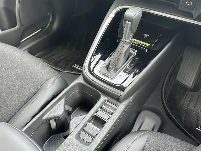 ホンダ ヴェゼル ハイブリッド e:HEV Z 三重県 2023(令5)年 1万km プラチナホワイトパール ホンダセンシング/ホンダコネクトディスプレイ/　・Bluetooth/　・Applecarplay (Bluetooth接続時)/　・フルセグＴＶ/　・USB/バックガイドカメラ/無限ドアバイザー/アダプティブクルーズコントロール/ブラインドスポットモニター/クリアランスソナー/ダウンヒルアシスト/パワーバックドア/スマートキーＸ２/プッシュスタート/LED（ヘッドライト・フォグライト）/ハーフレザーシート/Ｄ・Ｎ席シートヒーター/ステアリングヒーター/パドルシフト/オートリトラクタブルミラー/ターンミラー/ビルトインETC2.0/純正フロアマット（プレミアムタイプ）/横滑り防止機能