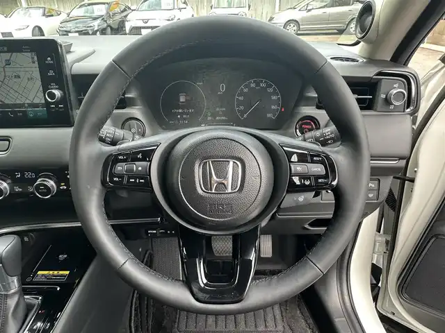 ホンダ ヴェゼル ハイブリッド e:HEV Z 三重県 2023(令5)年 1万km プラチナホワイトパール ホンダセンシング/ホンダコネクトディスプレイ/　・Bluetooth/　・Applecarplay (Bluetooth接続時)/　・フルセグＴＶ/　・USB/バックガイドカメラ/無限ドアバイザー/アダプティブクルーズコントロール/ブラインドスポットモニター/クリアランスソナー/ダウンヒルアシスト/パワーバックドア/スマートキーＸ２/プッシュスタート/LED（ヘッドライト・フォグライト）/ハーフレザーシート/Ｄ・Ｎ席シートヒーター/ステアリングヒーター/パドルシフト/オートリトラクタブルミラー/ターンミラー/ビルトインETC2.0/純正フロアマット（プレミアムタイプ）/横滑り防止機能