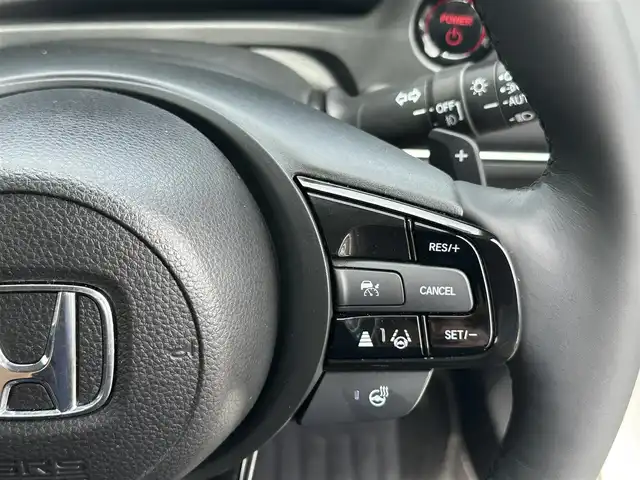 ホンダ ヴェゼル ハイブリッド e:HEV Z 三重県 2023(令5)年 1万km プラチナホワイトパール ホンダセンシング/ホンダコネクトディスプレイ/　・Bluetooth/　・Applecarplay (Bluetooth接続時)/　・フルセグＴＶ/　・USB/バックガイドカメラ/無限ドアバイザー/アダプティブクルーズコントロール/ブラインドスポットモニター/クリアランスソナー/ダウンヒルアシスト/パワーバックドア/スマートキーＸ２/プッシュスタート/LED（ヘッドライト・フォグライト）/ハーフレザーシート/Ｄ・Ｎ席シートヒーター/ステアリングヒーター/パドルシフト/オートリトラクタブルミラー/ターンミラー/ビルトインETC2.0/純正フロアマット（プレミアムタイプ）/横滑り防止機能