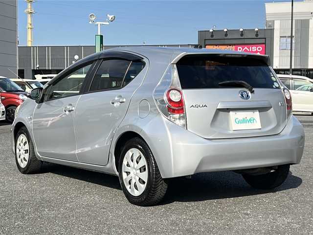 トヨタ アクア S 千葉県 2013(平25)年 12.7万km シルバーM 純正SDナビゲーション/【Bluetooth・CD・DVD・SD・DS】/バックカメラ/エンジンプッシュスタート/・スマートキー/・スペアキー/ハロゲンヘッドライト/・オートライト/前後ドライブレコーダー/ETC/ステアリングリモコン/取扱説明書